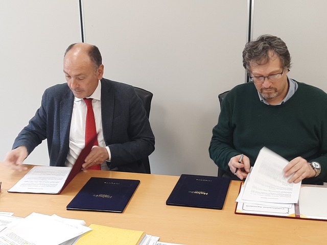da sx il Dott. Mariano Giustino e il prof. Massimo Zollo firmano l'agreement