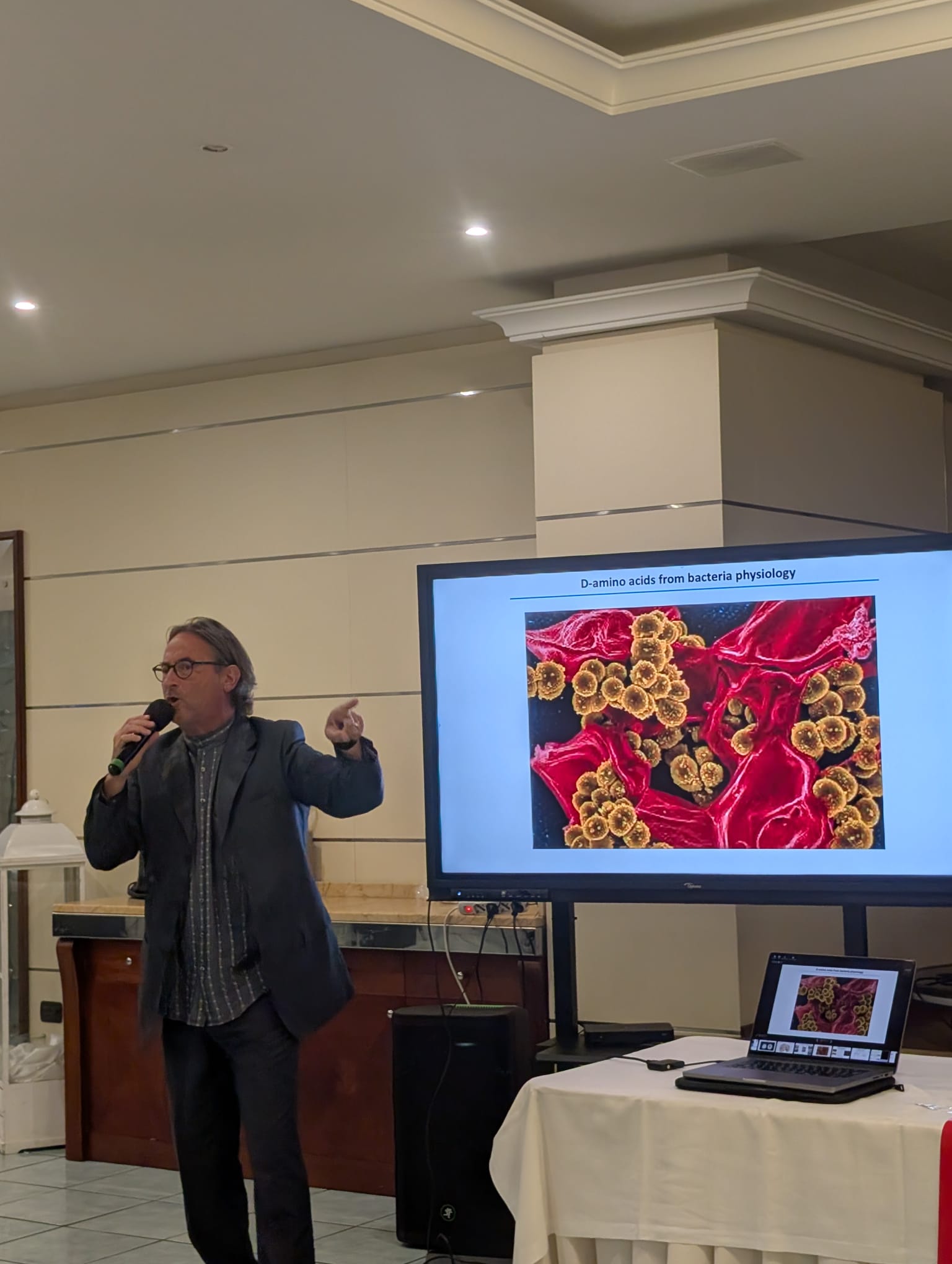 Il prof. Alessandro Usiello durante il suo talk